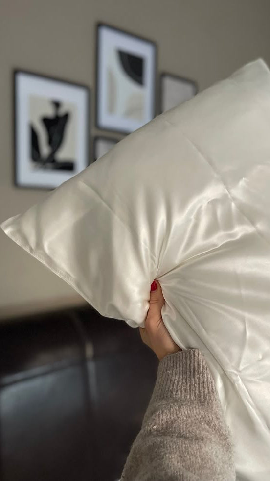 Zijden kussensloop van moerbeizijde die de zachte en soepele structuur laat zien