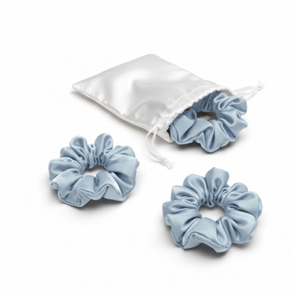 Set van 3 lichtblauwe zijden scrunchies van moerbeizijde netjes verpakt in zijden opbergzakje